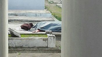 macabro: profano el cuerpo de una anciana y lo dejo tirado en el suelo macabro: profano el cuerpo de una anciana y lo dejo tirado en el suelo