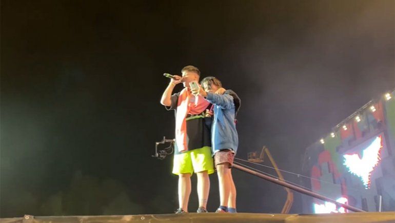Duki le cumplió el sueño a un fan que subió al escenario a sacarse una selfie