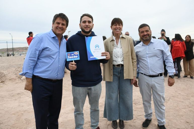 El intendente Mariano Gaido entregando los 418 lotes a las familias del Z1