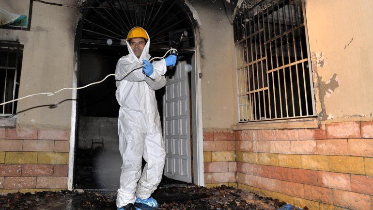 Una fuerte versión indica que la puerta de emergencias estaba trabada.