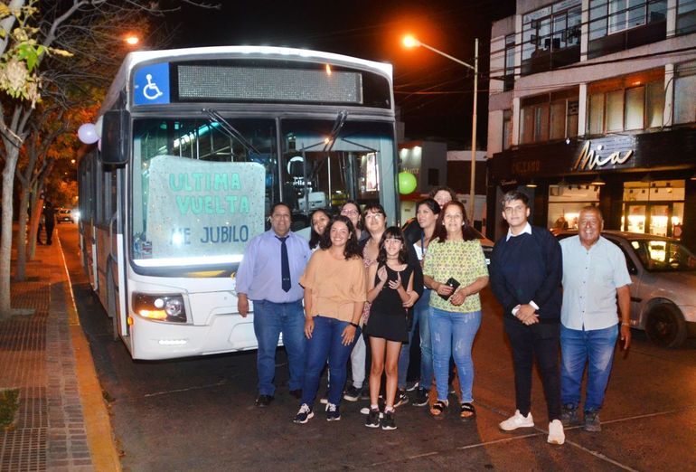 Así fue la emotiva despedida del colectivero que se jubiló tras 32 años al volante