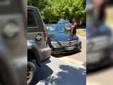 Violento incidente en un country: un hombre destrozó el parabrisas de un auto con un palo de golf