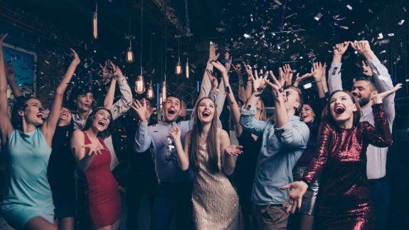 Signos compatibles para salir de fiesta