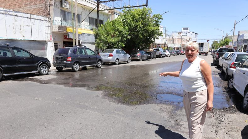 Los vecinos de calle Sarmiento al 600 reclaman por la rotura de cloacas / Foto | LM Neuquen Los vecinos de calle Sarmiento al 600 reclaman por la rotura de cloacas / Foto