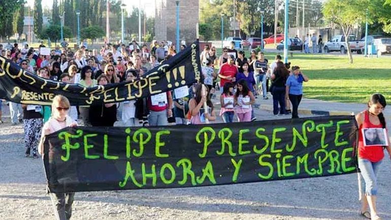 Familiares y amigos de Gerardo Felipe se manifestaron en Senillosa para reclamar justicia y castigo a los culpables. (Agustin Martinez)