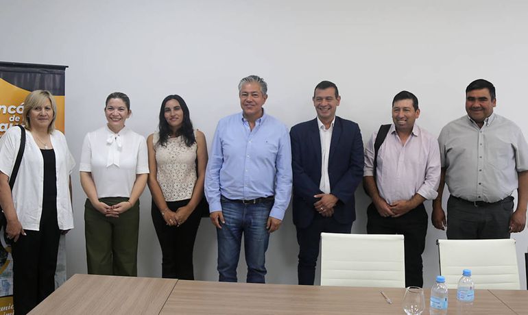 Rolando Figueroa junto a los intendentes de Vaca Muerta. Foto prensa gobierno. Rolando Figueroa junto a los intendentes de Vaca Muerta. Foto prensa gobierno.