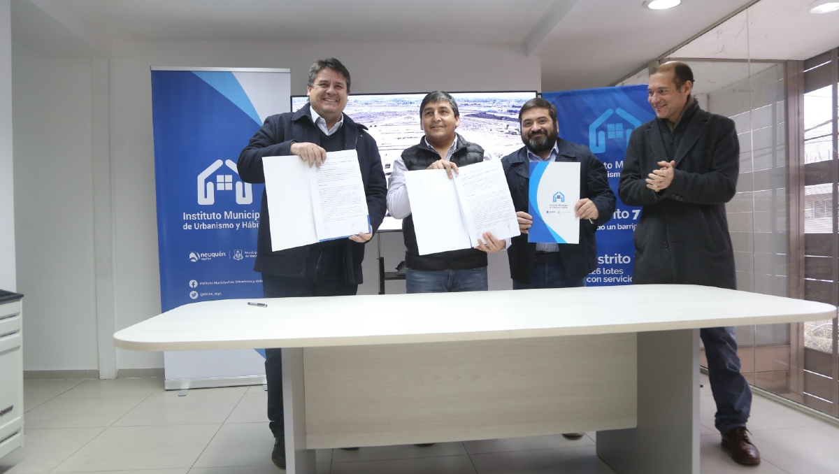 En la firma del convenio de AE con la Munciipalidad.
