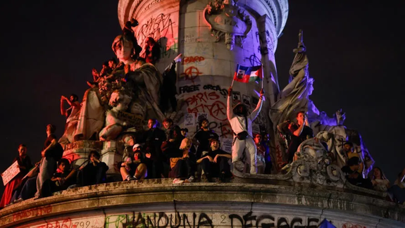 Festejos de la izquierda tras el triunfo en la segunda vuelta electoral de Francia.