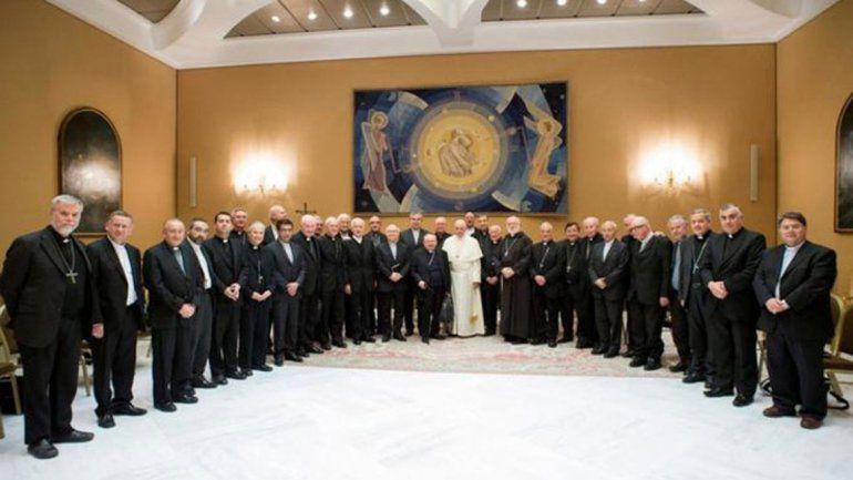 Tras el escándalo por los abusos sexuales, renunciaron todos los obispos de Chile