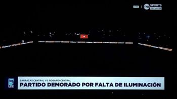 Barracas Central jugó por primera vez en su estadio con sistema de iluminación, pero hubo fallas.