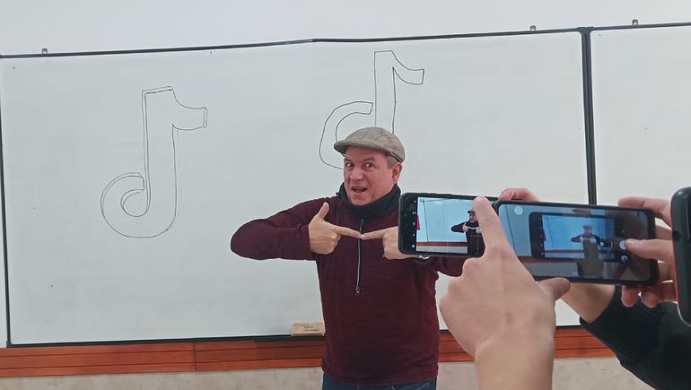 Redes sociales en el aula: de la prohibición al ping pong con profes