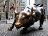 FOTO ARCHIVO: El Toro de Wall Street aparece en una imagen en el barrio de Manhattan de Nueva York, Estados Unidos. 16 de enero, 2019. REUTERS/Carlo Allegri/Archivo