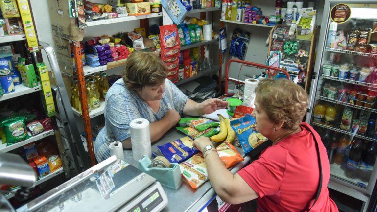 Almaceneros se sostienen con ventas de a puchitos