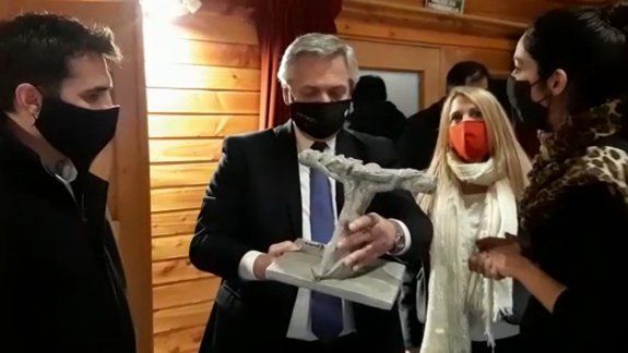 Un regalo especial  y el compromiso que asumió Alberto en Villa