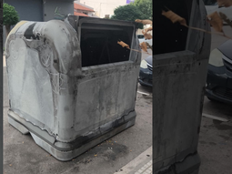 Se difundieron imágenes de un contenedor de basura incendiado que quedó completamente inutilizable. Se difundieron imágenes de un contenedor de basura incendiado que quedó completamente inutilizable.