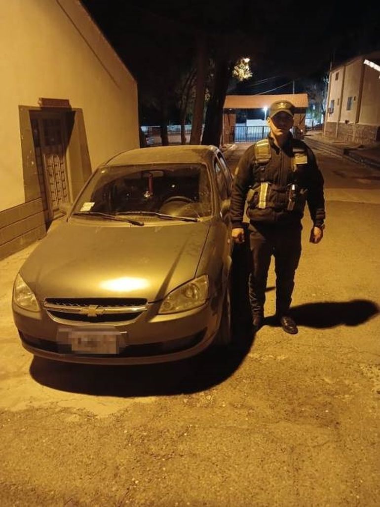 Los tres sospechosos que fueron detenidos por Gendarmería se trasladaban por Rauta 7 en un automóvil Chevrolet Corsa. Los tres sospechosos que fueron detenidos por Gendarmería se trasladaban por Rauta 7 en un automóvil Chevrolet Corsa.