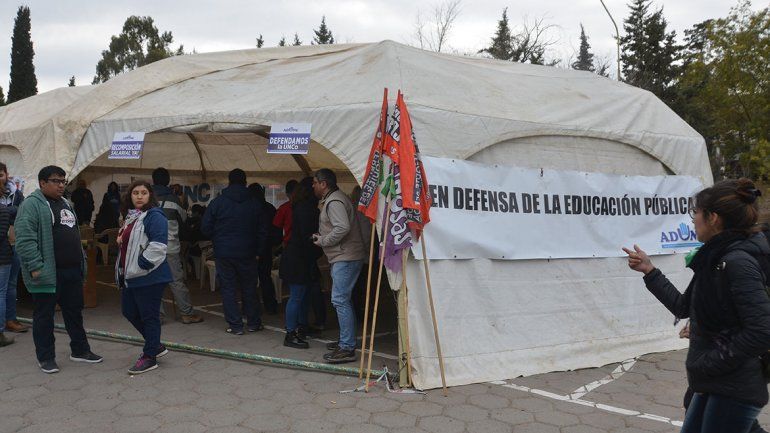 Con una carpa, siguió el reclamo en la UNCo