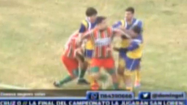 La discusión y la posterior agresión se produjeron en el primer tiempo. El futbolista jugaba en el club San Jorge.
