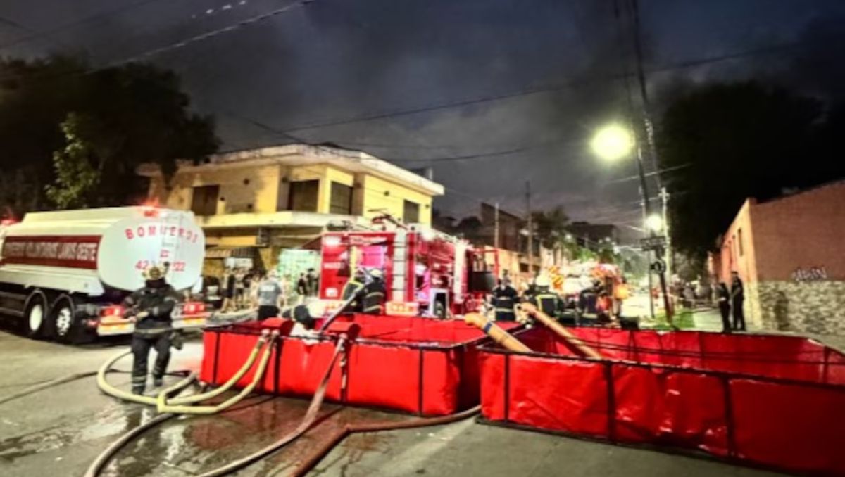 Más de 20 dotaciones de bomberos trabajaron en el lugar.