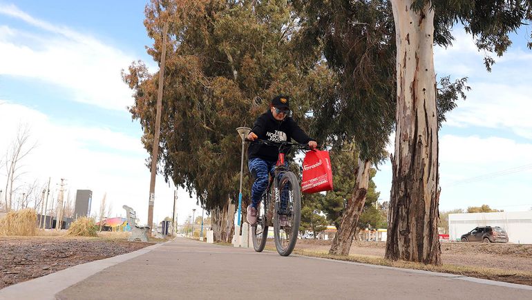 El paseo Kirchner en Centenario es también una bicisenda. El paseo Kirchner en Centenario es también una bicisenda.