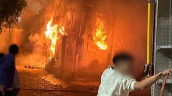 Las llamas destruyeron la Casa Elis Morón en Puerto Pirámides: la pareja que la habitaba logró salir a tiempo. Las llamas destruyeron la Casa Elis Morón en Puerto Pirámides: la pareja que la habitaba logró salir a tiempo.