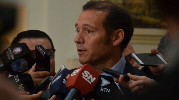 El gobernador defendió su política financiera frente a las críticas de la oposición por el manejo de la deuda.