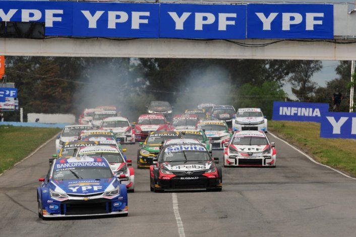 Franco Vivian partía segundo con el Toyota en la final del Súper TC2000. Pero en la largada se quedó parado y fue a parar al fondo del pelotón.
