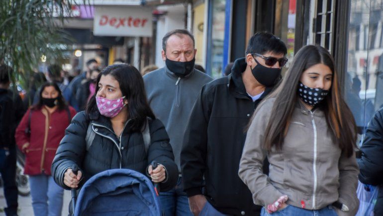 COVID en Argentina: siguen en baja las muertes y los casos