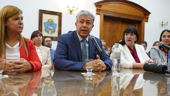 El gobernador Rolando Figueroa presentó el plan de inversiones en materia de educación El gobernador Rolando Figueroa presentó el plan de inversiones en materia de educación