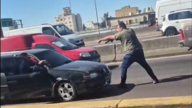 Policía amenazó con un arma a un conductor por una discusión de tránsito