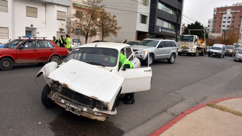 Una mujer y su bebé salieron despedidos de su auto tras chocar frente a la Legislatura