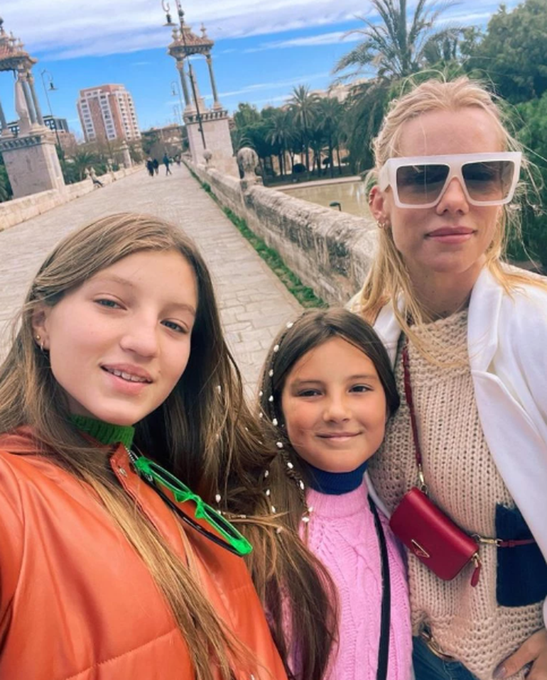 Alejada de Indiana, Nicole Neumann estuvo de vacaciones en Europa con Sienna y Allegra.