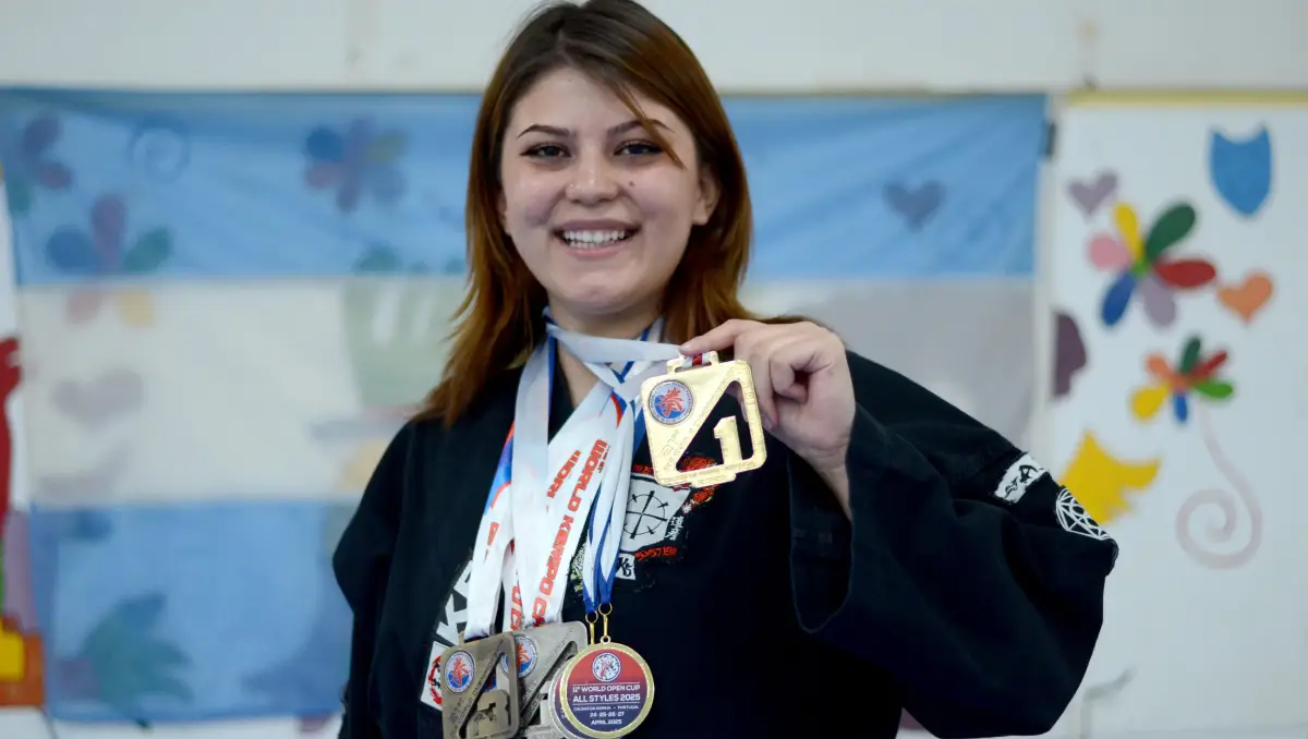 Vendieron tortas y pollos para un viaje impensado: quién es la joven neuquina que triunfó en el mundial de Kenpo
