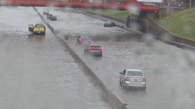 Diluvio en Buenos Aires: por el temporal, hay cortes de luz e inundaciones en la General Paz | LM Neuquen Diluvio en Buenos Aires: por el temporal, hay cortes de luz e inundaciones en la General Paz