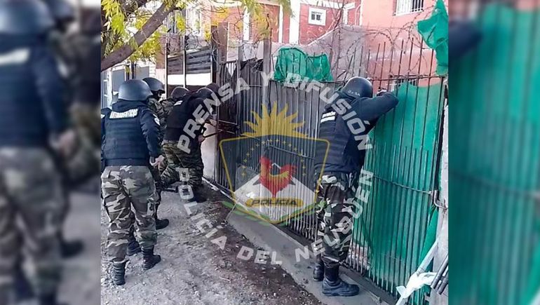 Los policías sorprendieron al vendedor de drogas con un importante despliegue en la tarde de este jueves.