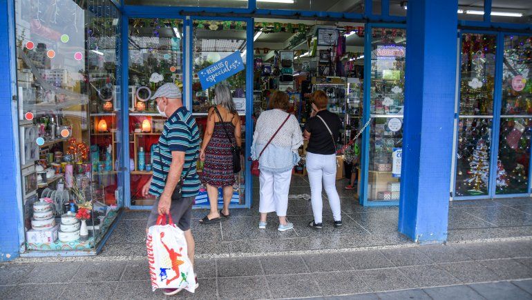 Comercio: empleados y dueños no se ponen de acuerdo por el horario.