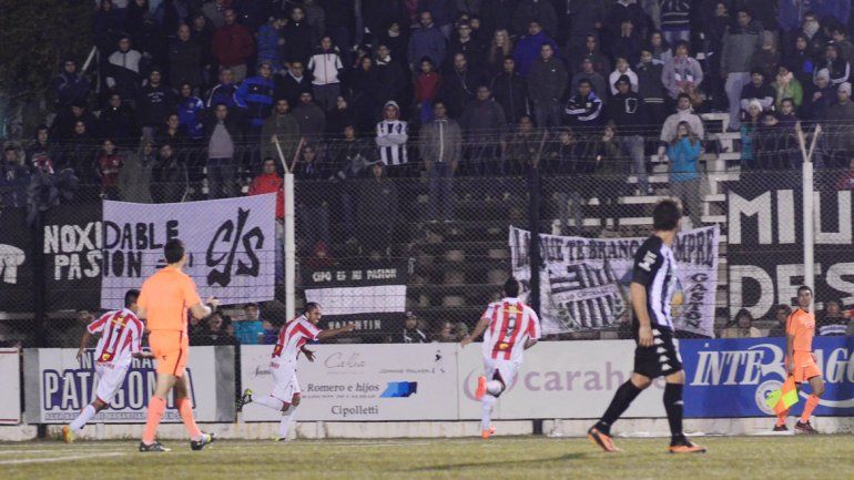 El 22 de mayo del 2015 entró al área gambeteando