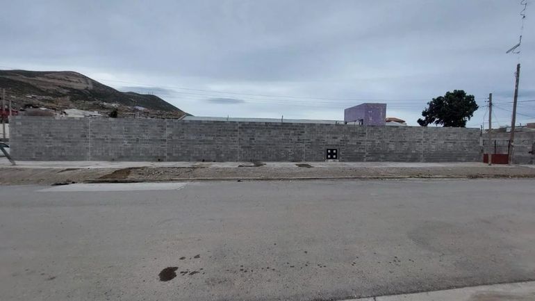 El muro que protege el Jardín de Infantes 426 de Comodoro Rivadavia.