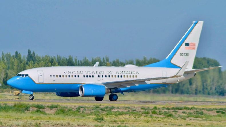 La aeronave -un Boeing C-40 Clipper- aterrizó el martes en el Aeropuerto Presidente Perón | LM Neuquen La aeronave -un Boeing C-40 Clipper- aterrizó el martes en el Aeropuerto Presidente Perón