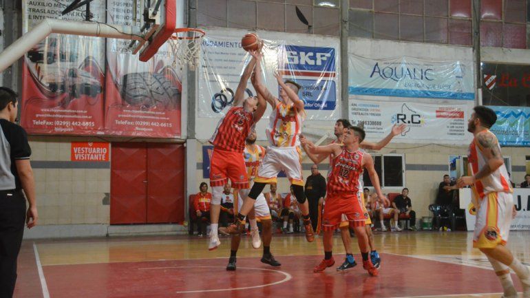 Centro Español prolongó su dominio de la temporada sobre Independiente (5-3) y define con Pérfora.