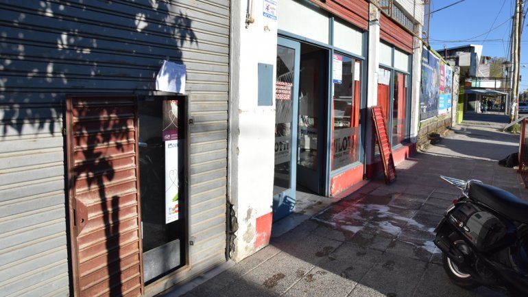 La casa de telas y la carnicería comparten una pared. Ayer uno de los locales permaneció cerrado al público.