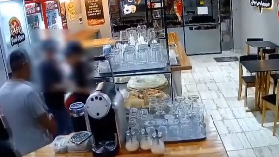 El asalto al comercio ocurrió durante la noche y quedó registrado por cámaras de seguridad del local.