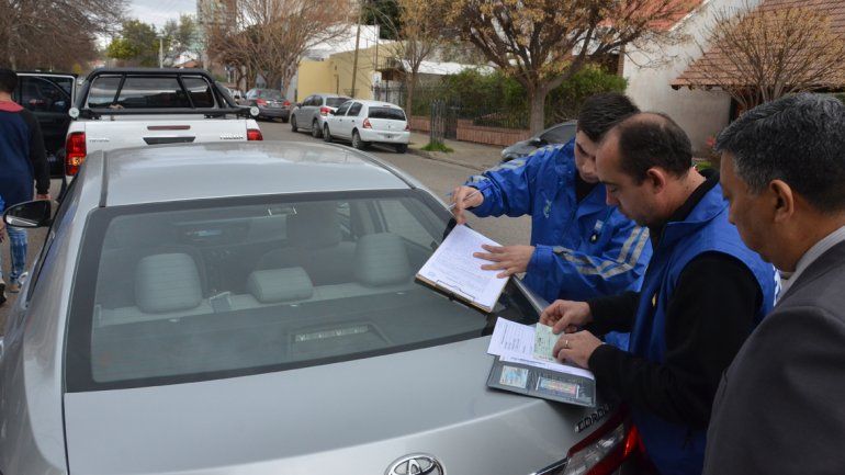 Acusan al falso petrolero de entregar cheques robados