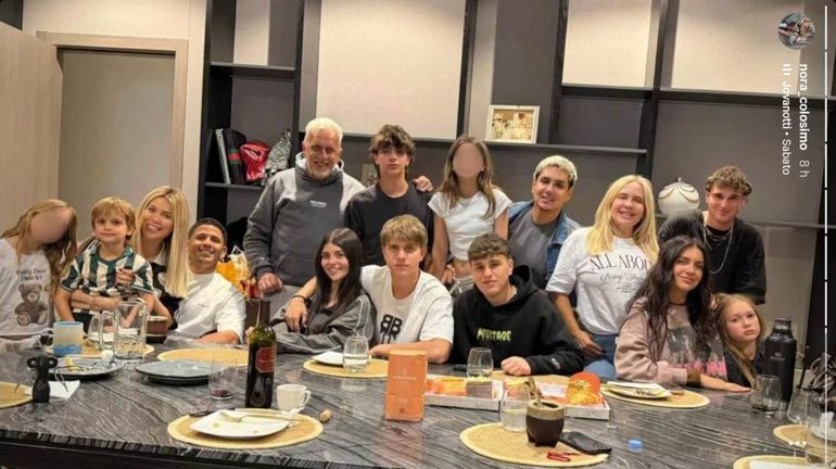 Toda la Familia de Wanda Nara celebrando el Día de la Madre.