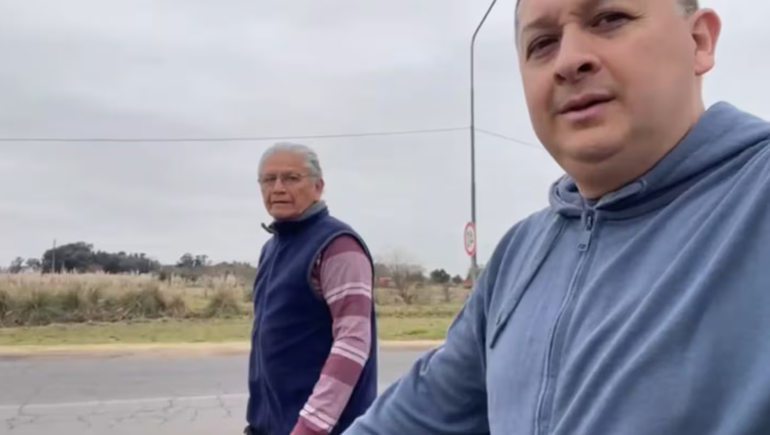 César Calluqueo con uno de sus hijos en una caminata. César Calluqueo con uno de sus hijos en una caminata.