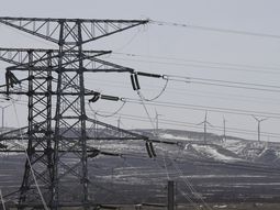 FOTO DE ARCHIVO. Imagen referencial de líneas eléctricas y turbinas eólicas en una central de almacenamiento y transmisión de energía eólica y solar de State Grid Corporation of China, en Zhangjiakou, FOTO DE ARCHIVO. Imagen referencial de líneas eléctricas y turbinas eólicas en una central de almacenamiento y transmisión de energía eólica y solar de State Grid Corporation of China, en Zhangjiakou,