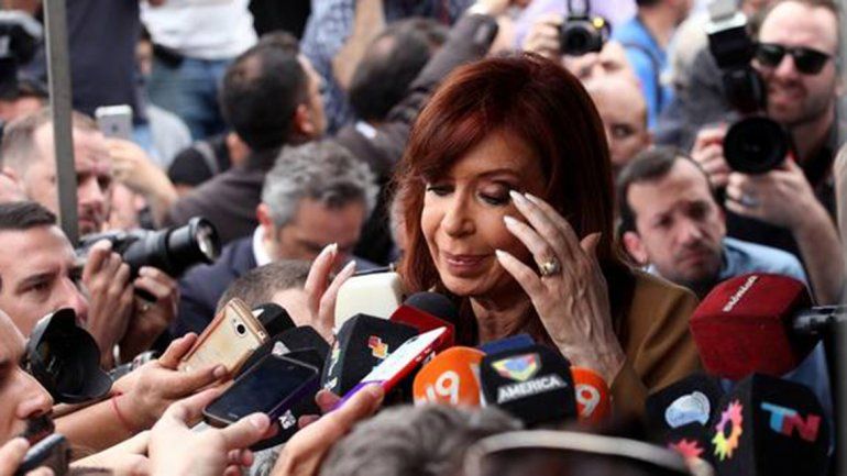 Cristina fue a Tribunales y dejó sus huellas digitales