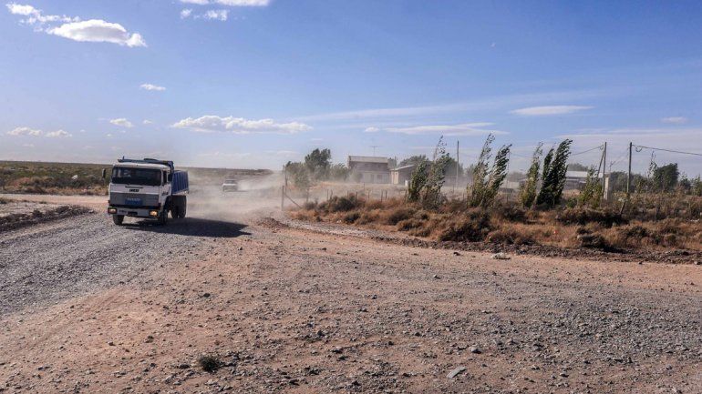 Está dentro del ejido municipal, pero el barrio no tiene gas ni agua. Tampoco recolección de residuos, pese a que el basural se encuentra a pocas cuadras del lugar.