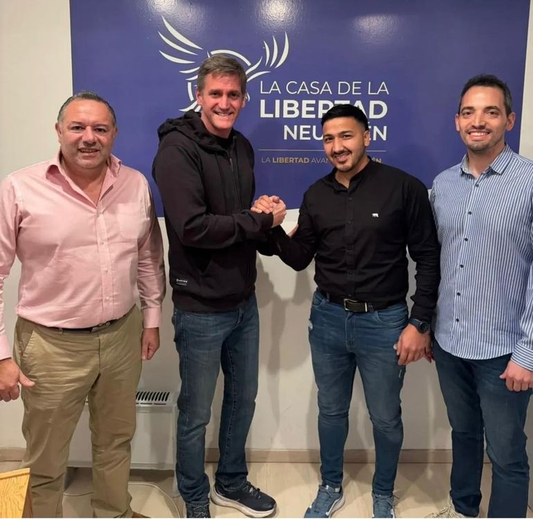 El concejal de Somos Centenario le estrecha la mano a Andrés Ros, secretario político de La Libertad Avanza en Neuquén. El concejal de Somos Centenario le estrecha la mano a Andrés Ros, secretario político de La Libertad Avanza en Neuquén.