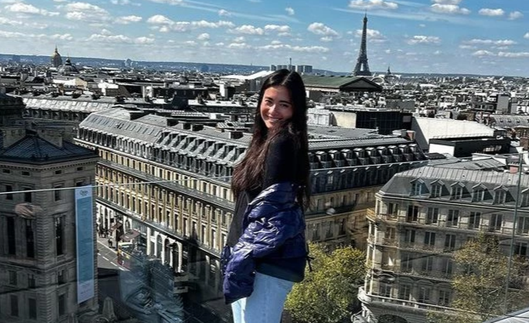 Posando en Paris, con la Torre Eiffel de fondo.